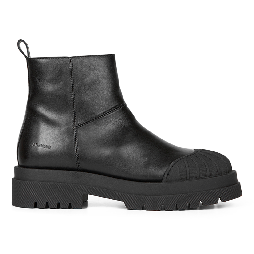 Boot with wool lining