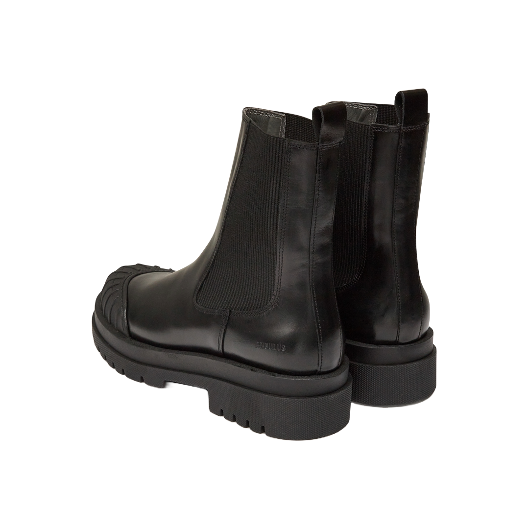 Boot with elastic