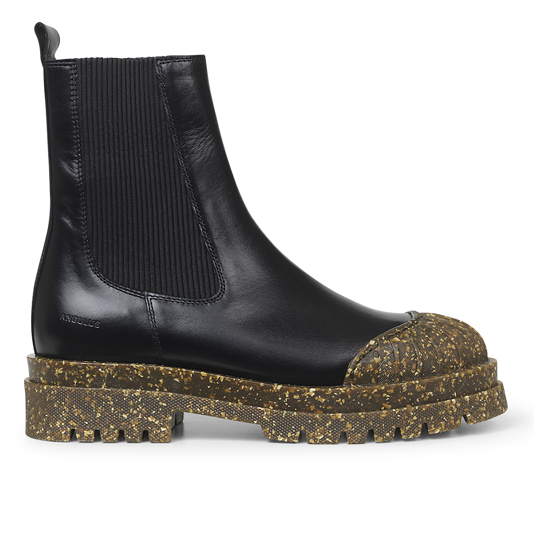 Boot with elastic