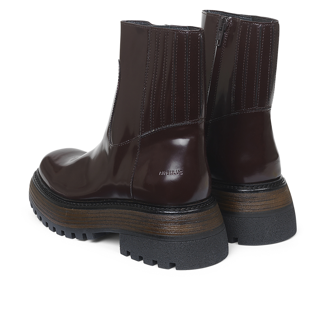 Boot with elastic