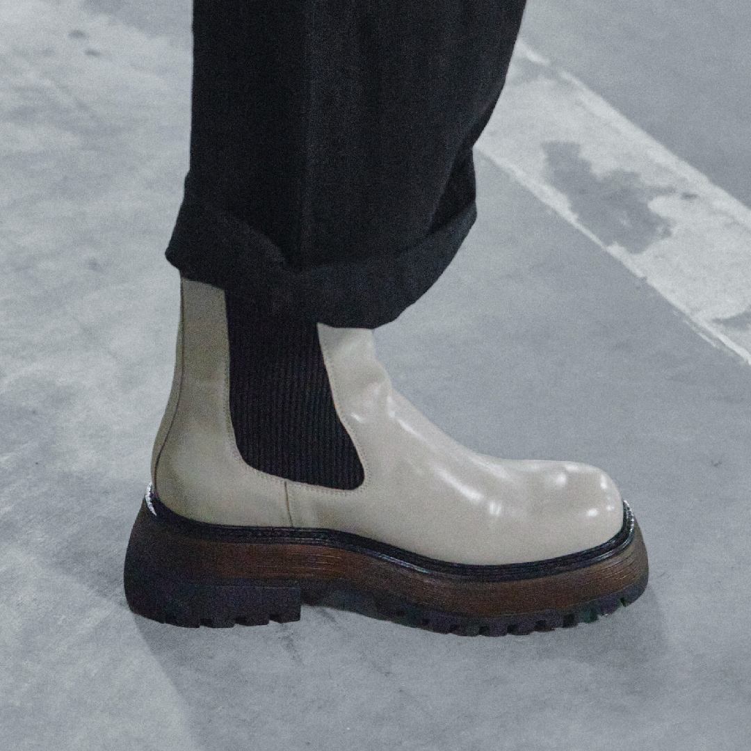 Boot with elastic