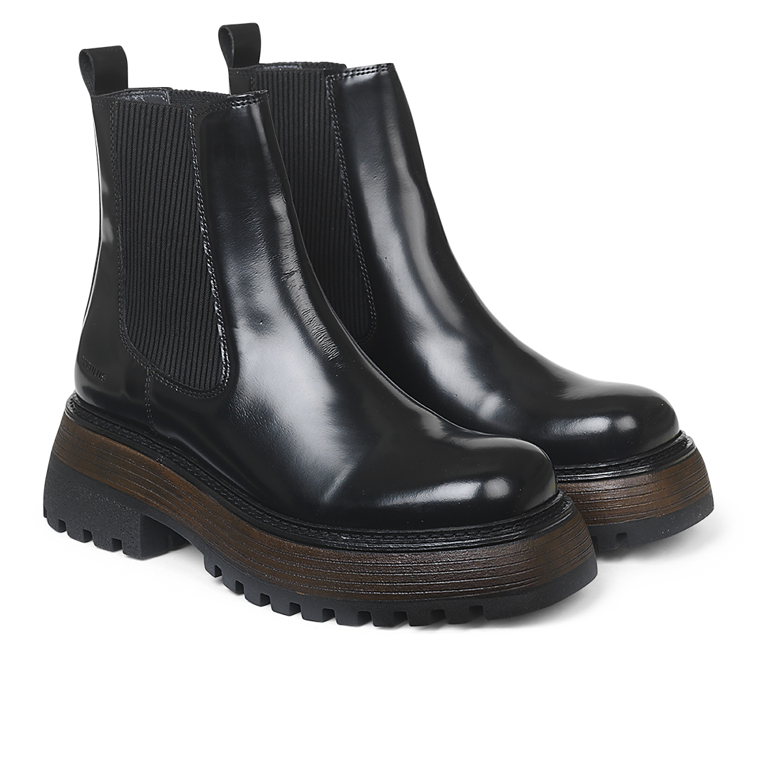 Boot with elastic