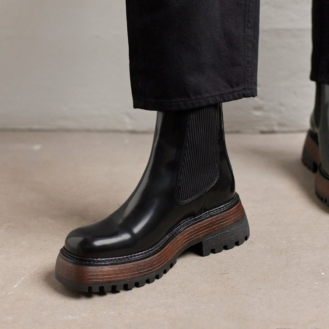 Boot with elastic