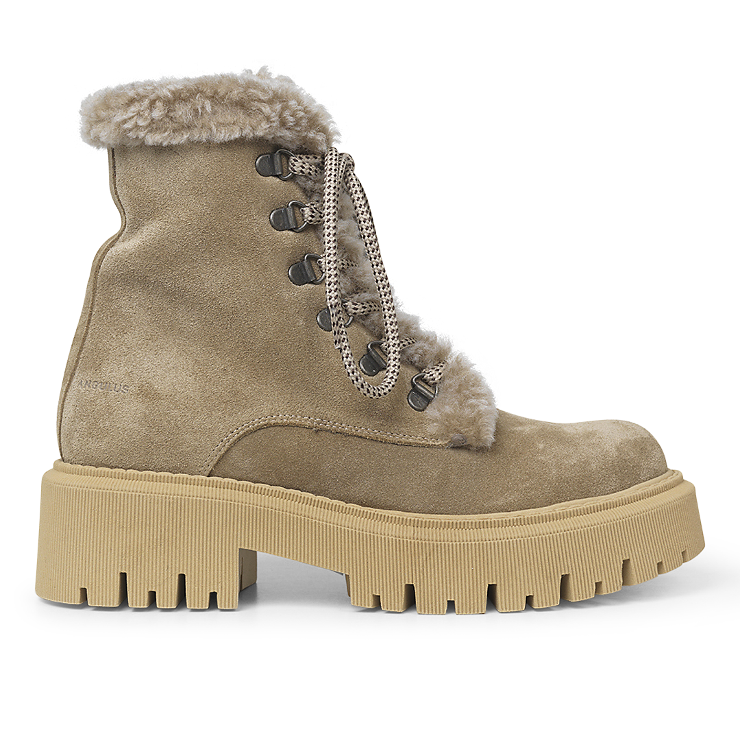Chunky lace-up boot with soft merino wool lining