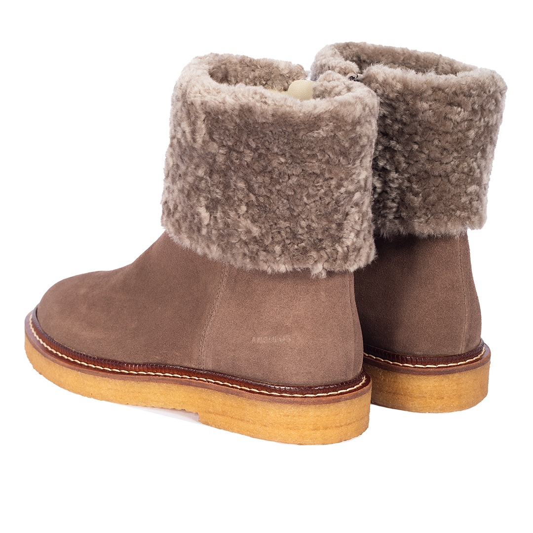 Suede boot with soft lambswool lining