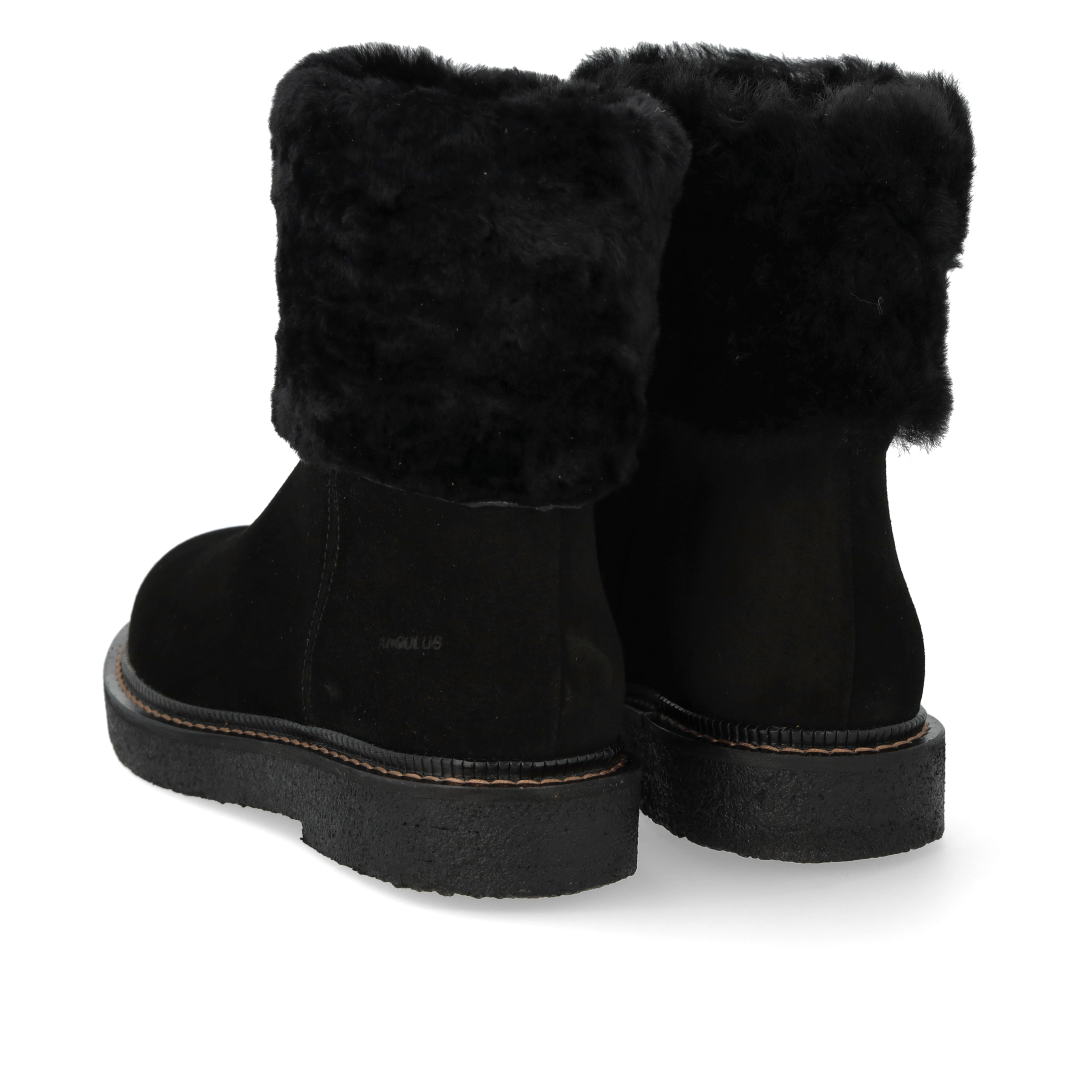 Suede boot with soft lambswool lining