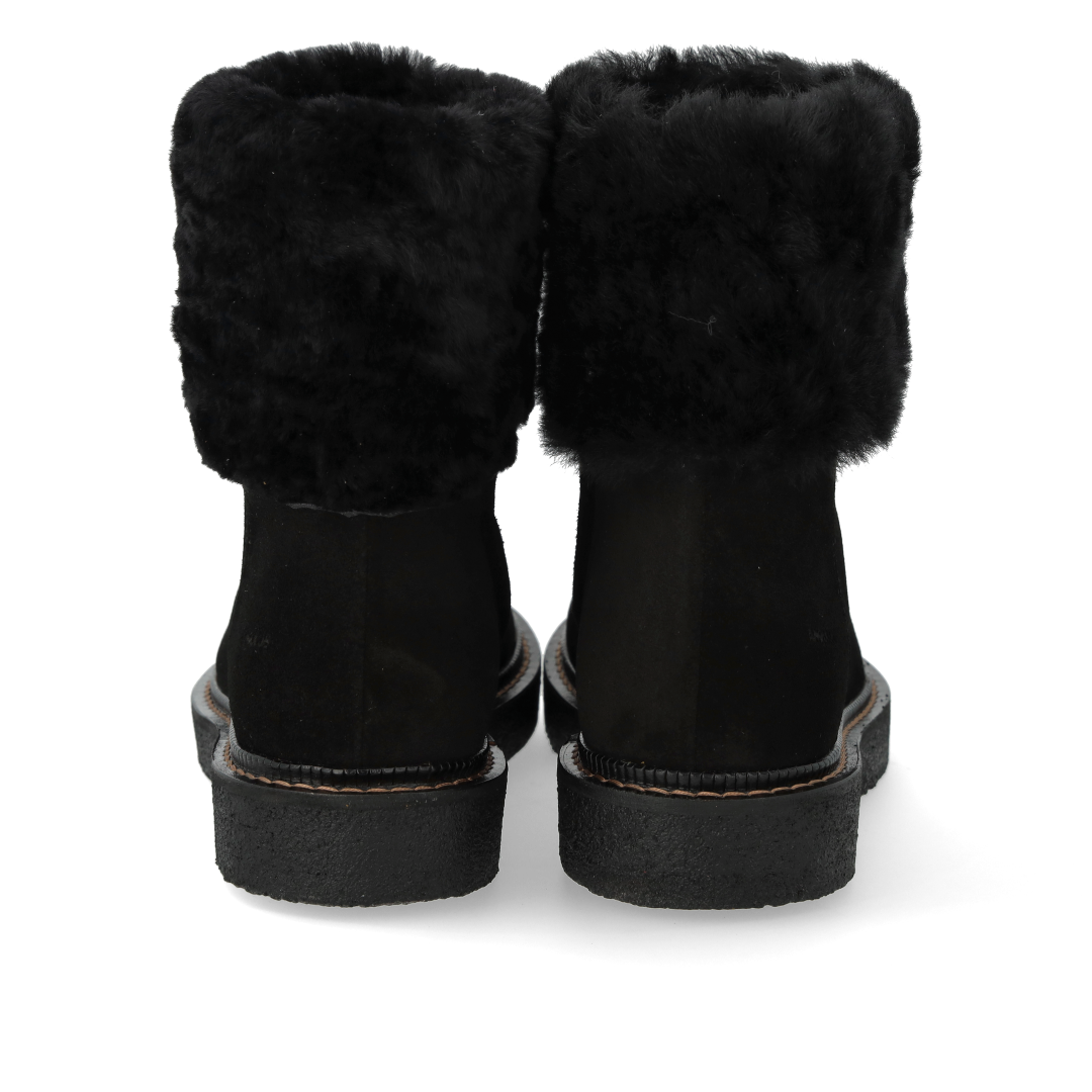 Suede boot with soft lambswool lining