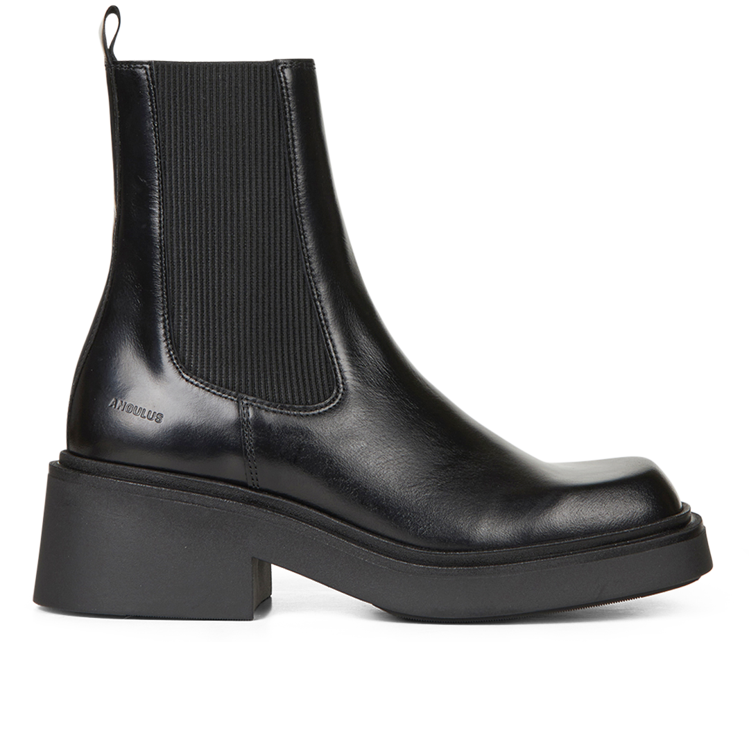 Boot with elastic