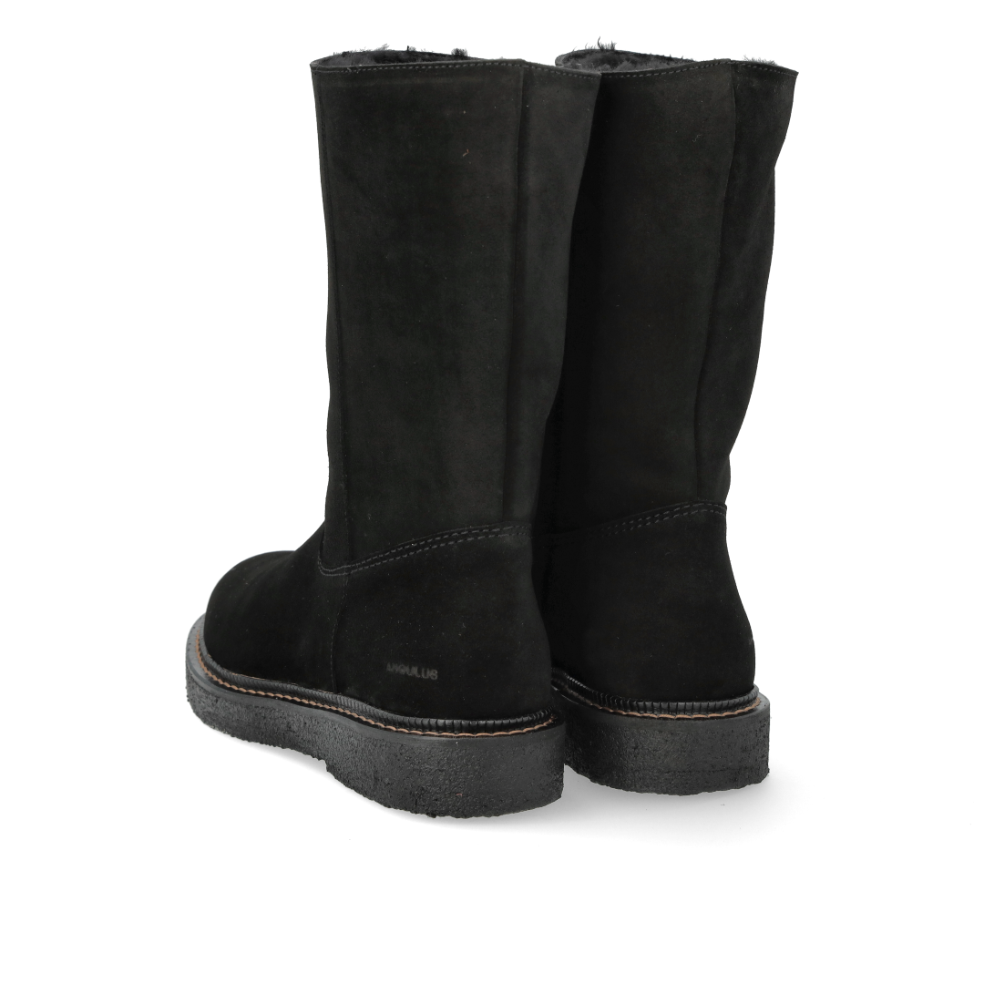 Boot with wool lining
