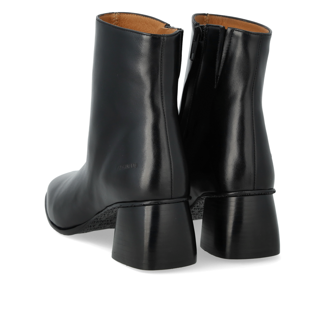 Boot with sculptural black wooden heel