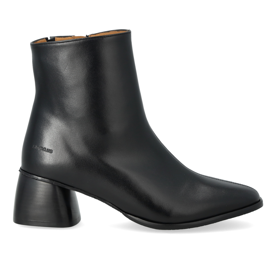 Boot with sculptural black wooden heel