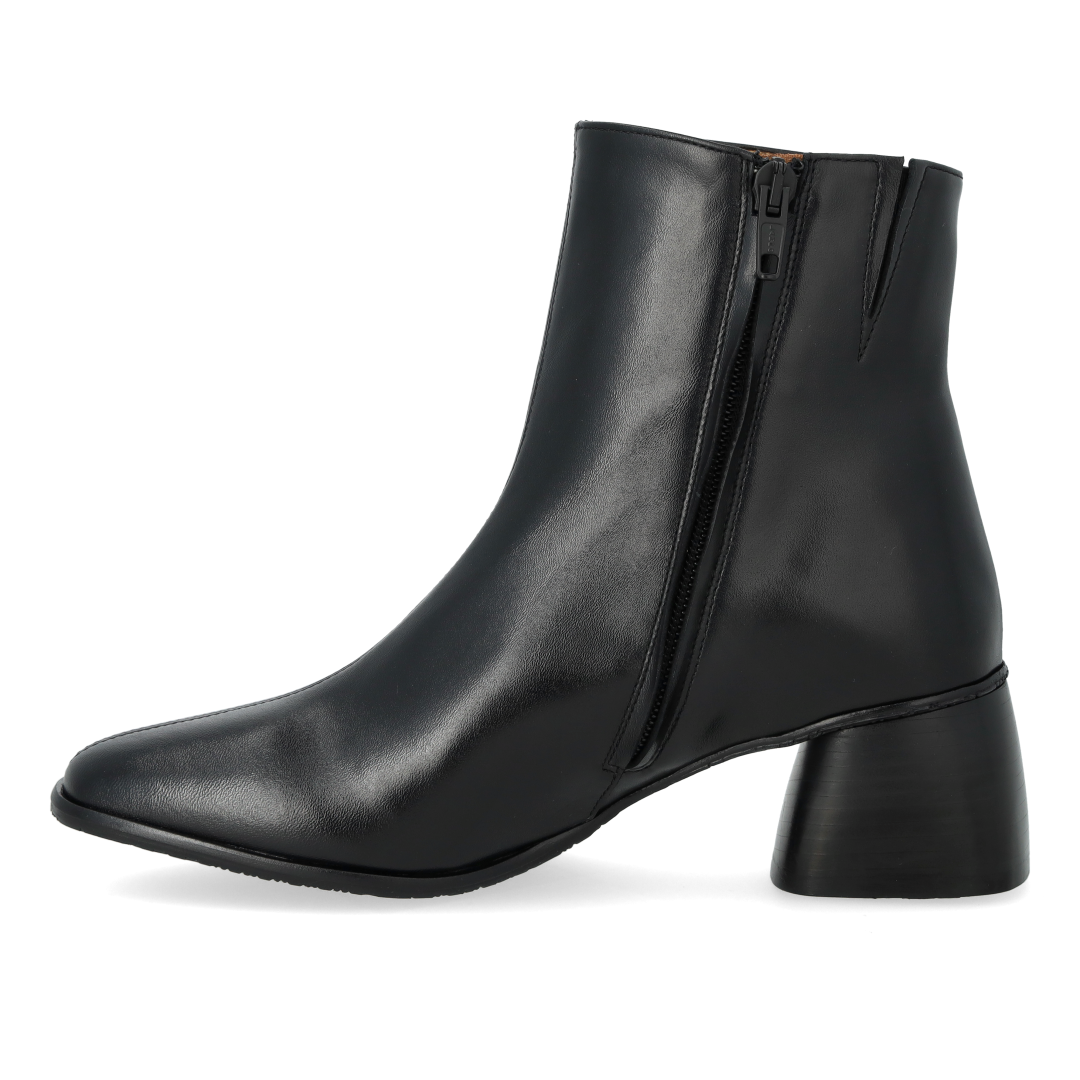Boot with sculptural black wooden heel