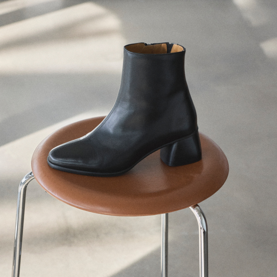 Boot with sculptural black wooden heel