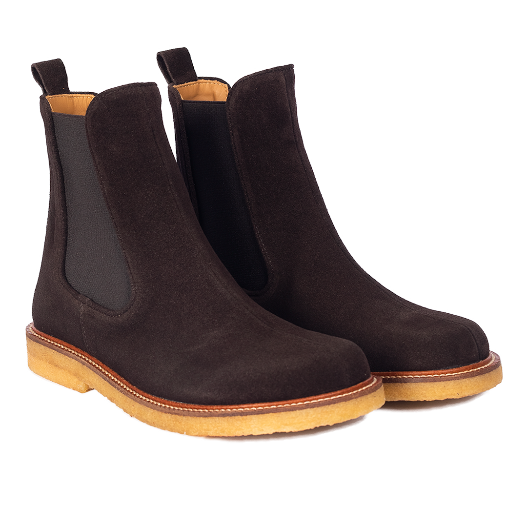 Chelsea boot with centered stitch detail