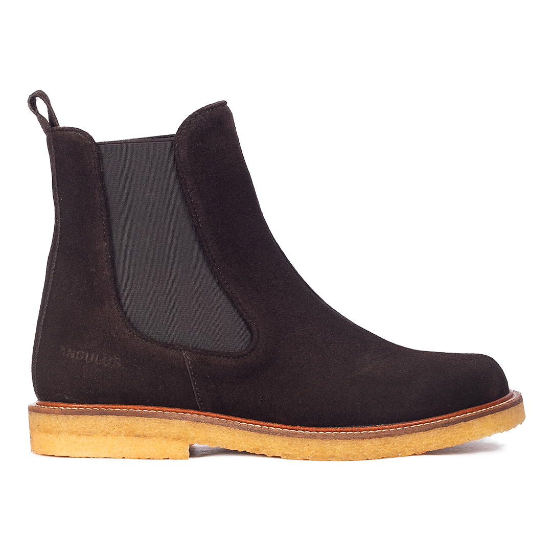 Chelsea boot with centered stitch detail