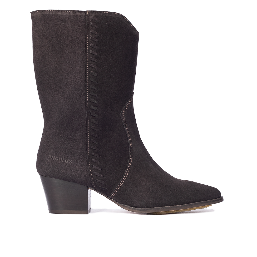 Cowboy boot with braided stitching details