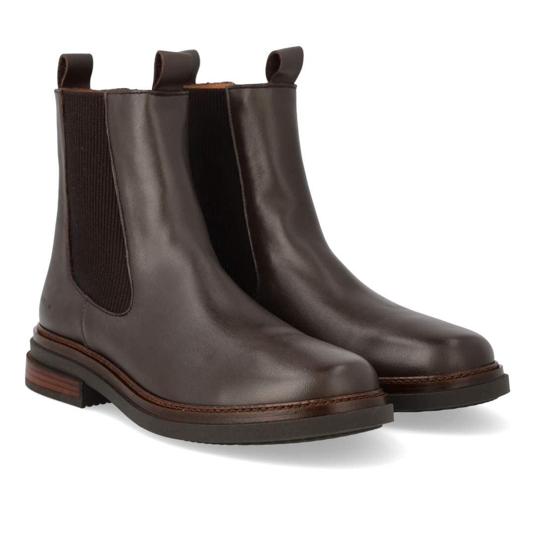 Boot with elastic