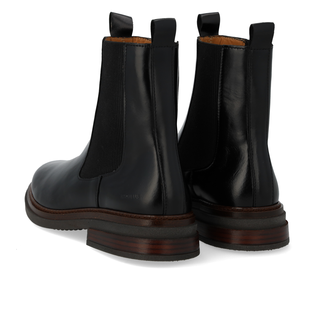 Boot with elastic