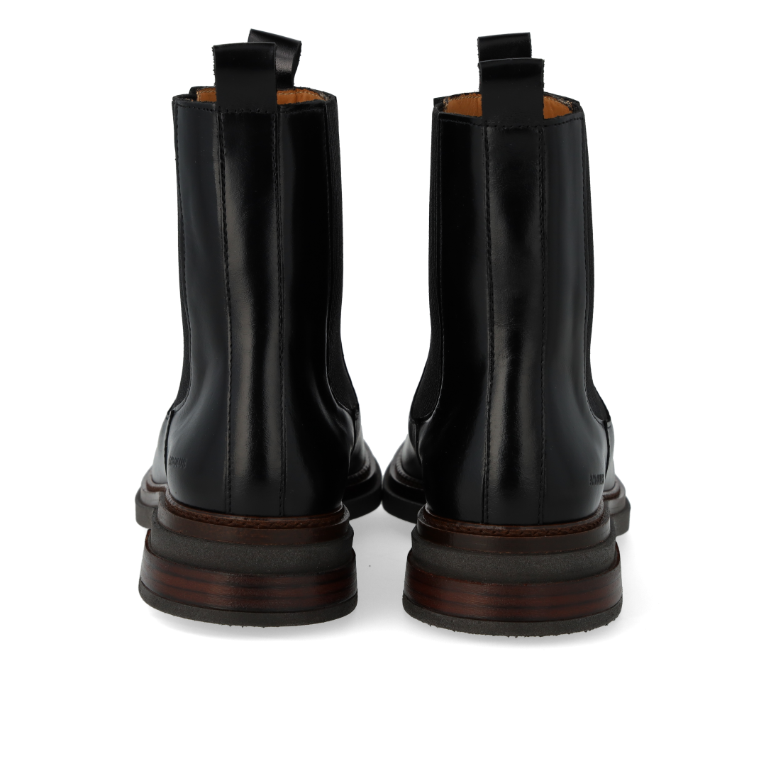 Boot with elastic