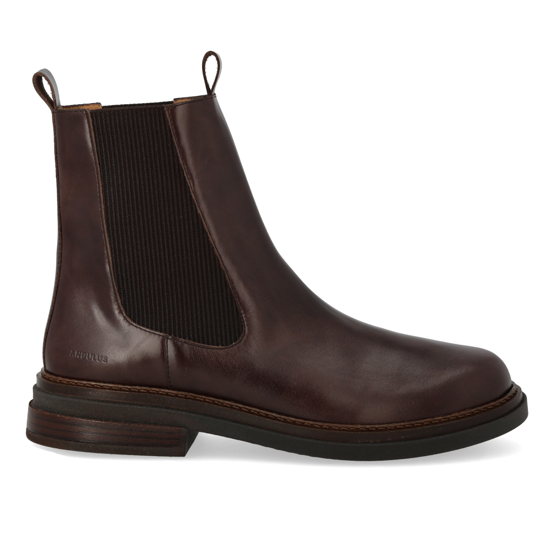 Boot with elastic