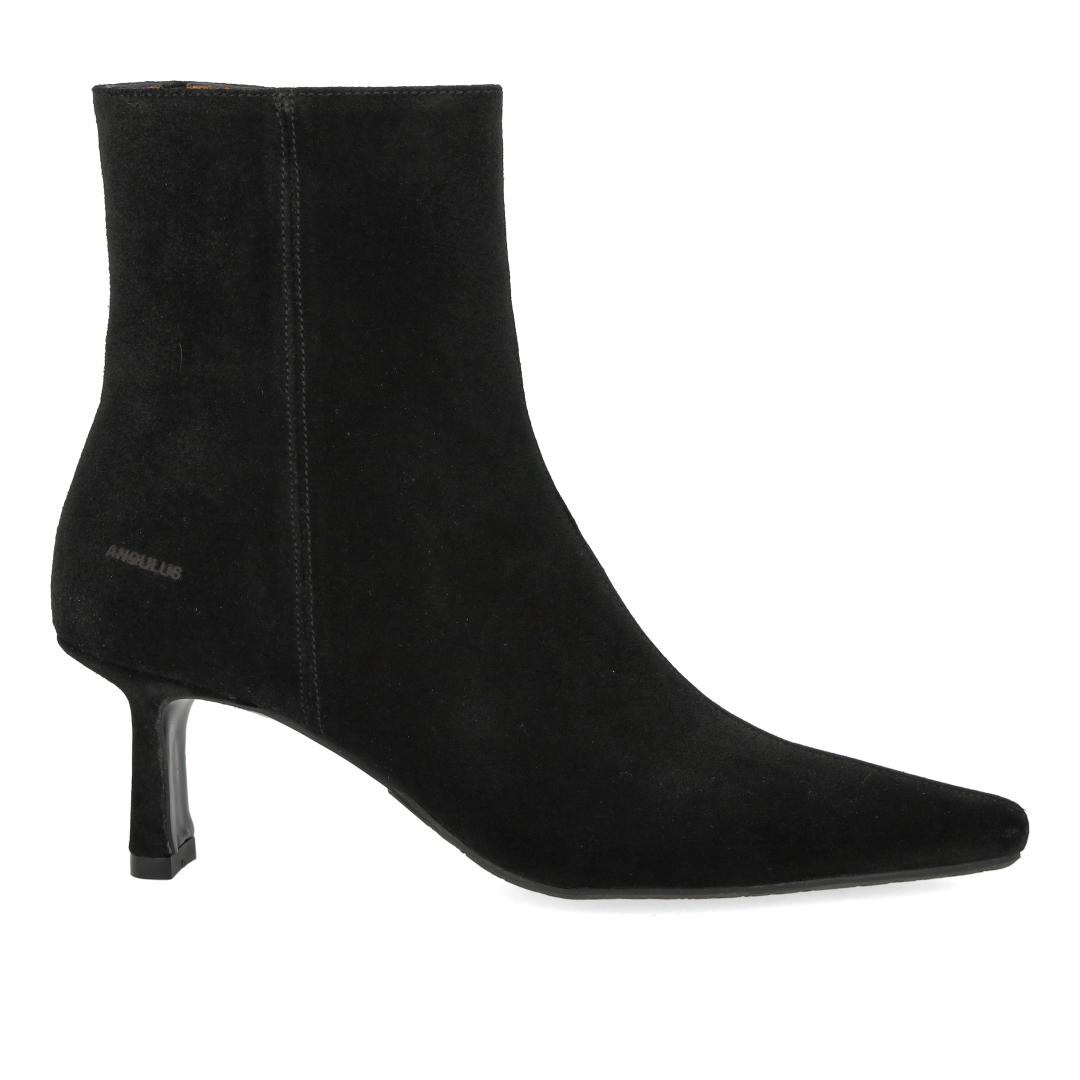 Sculptural boot with pointed toe
