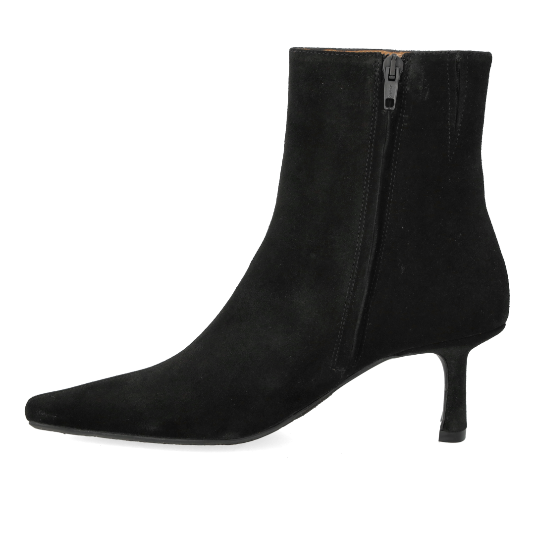 Sculptural boot with pointed toe