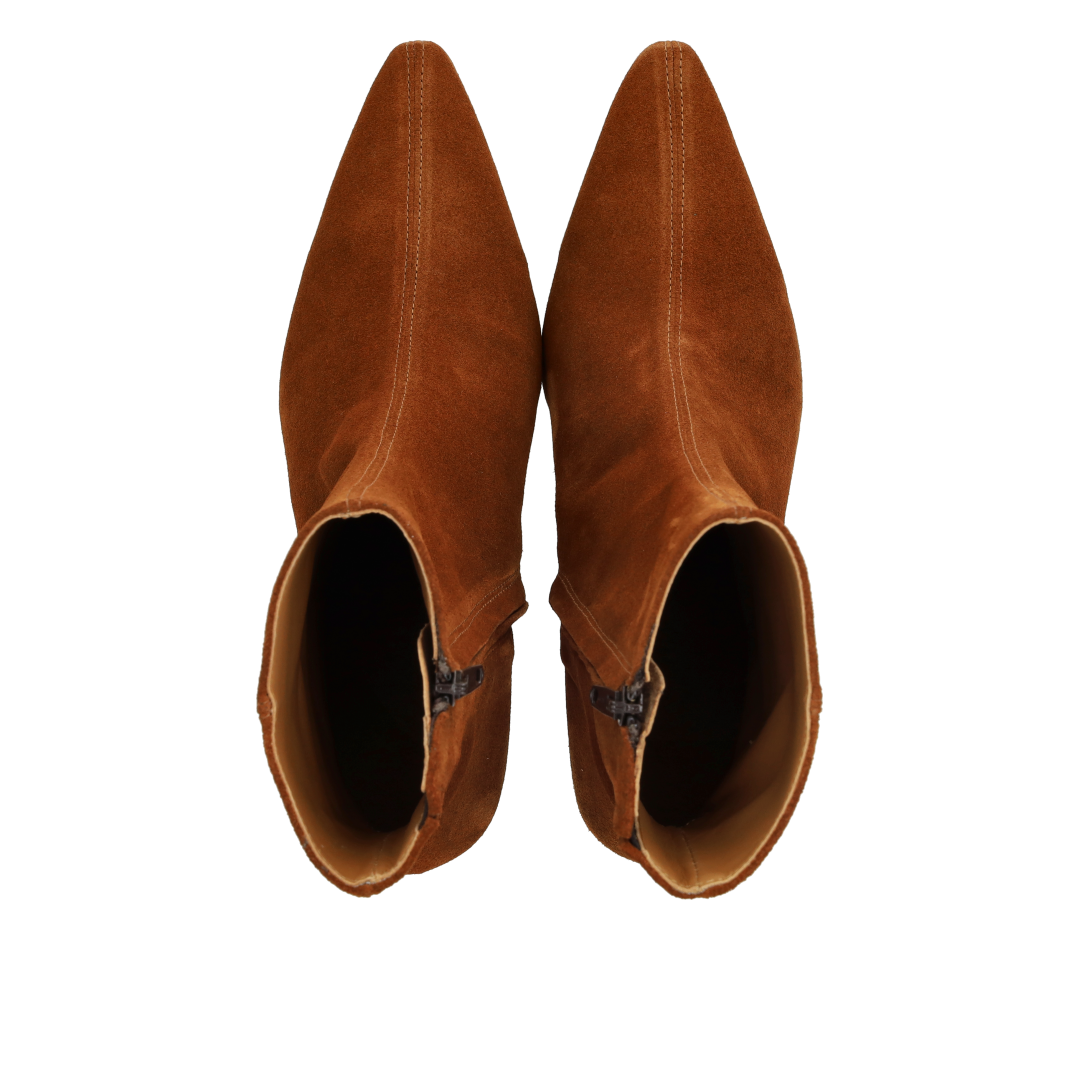 Sculptural boot with pointed toe