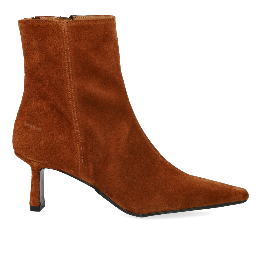 Sculptural boot with pointed toe