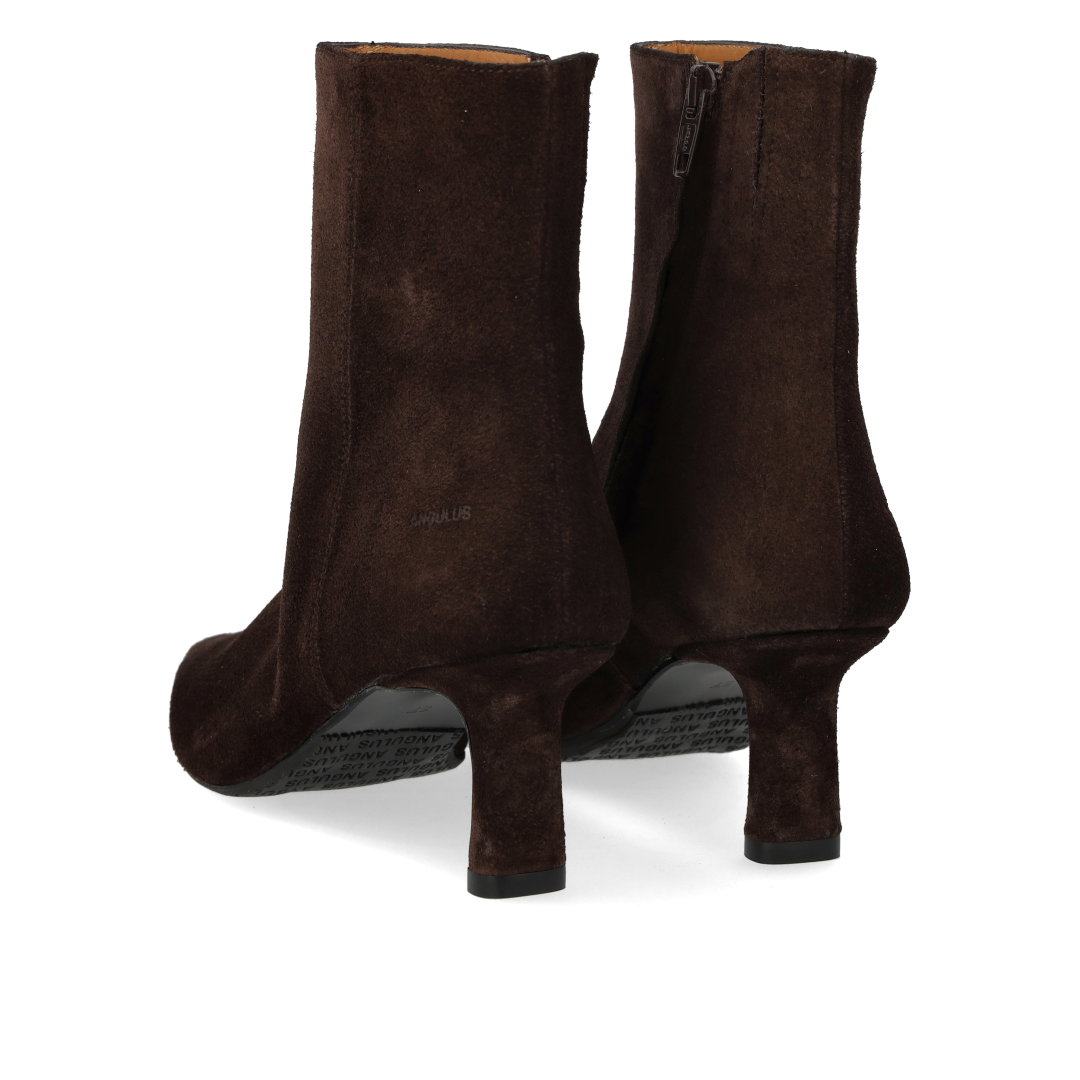 Sculptural boot with pointed toe