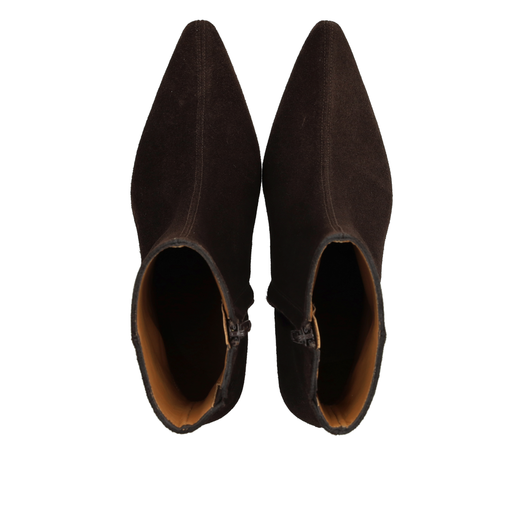 Sculptural boot with pointed toe
