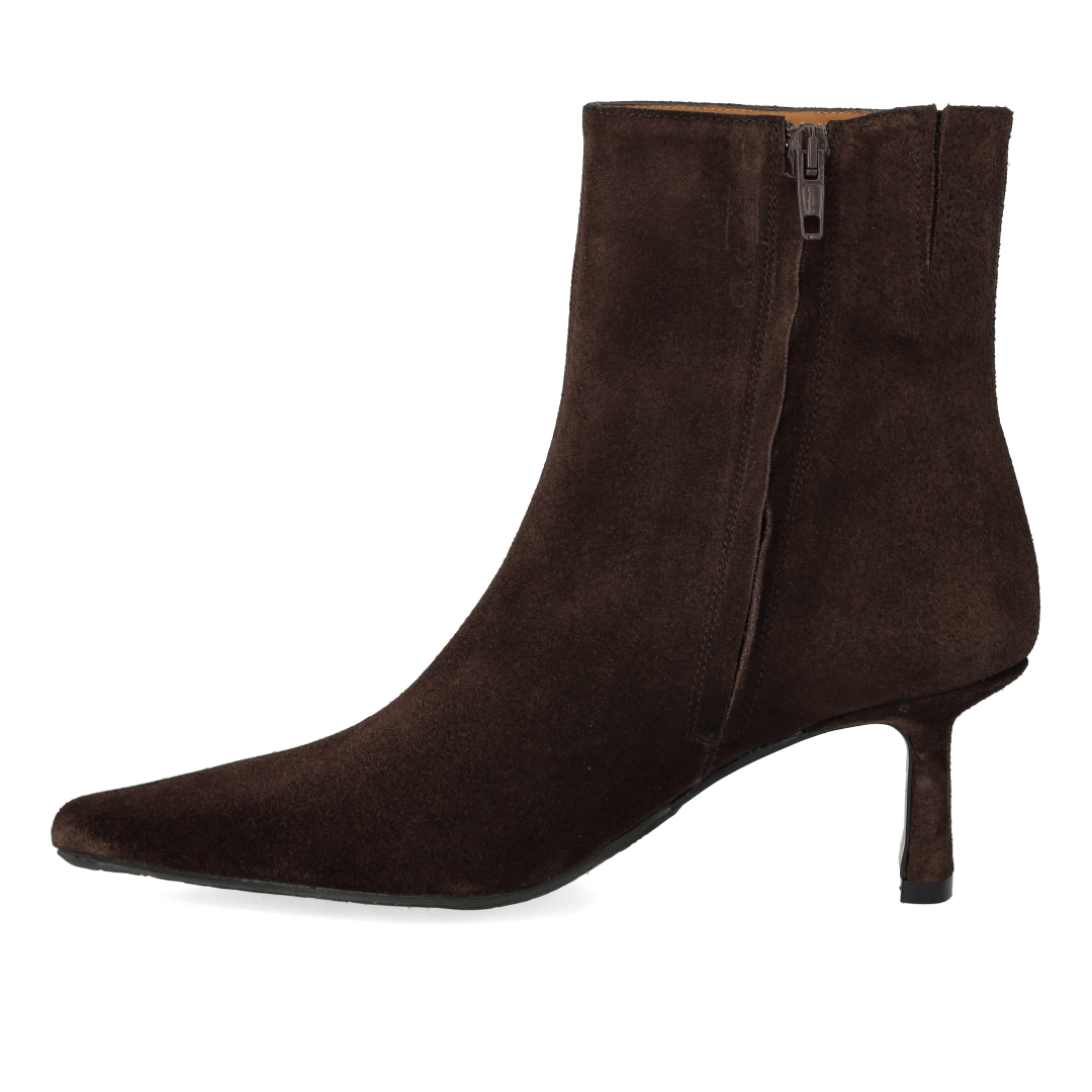 Sculptural boot with pointed toe