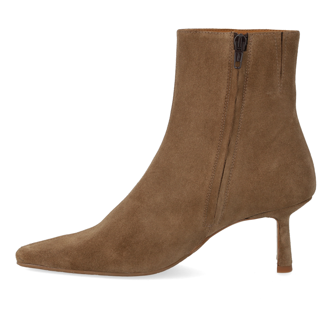 Sculptural boot with pointed toe