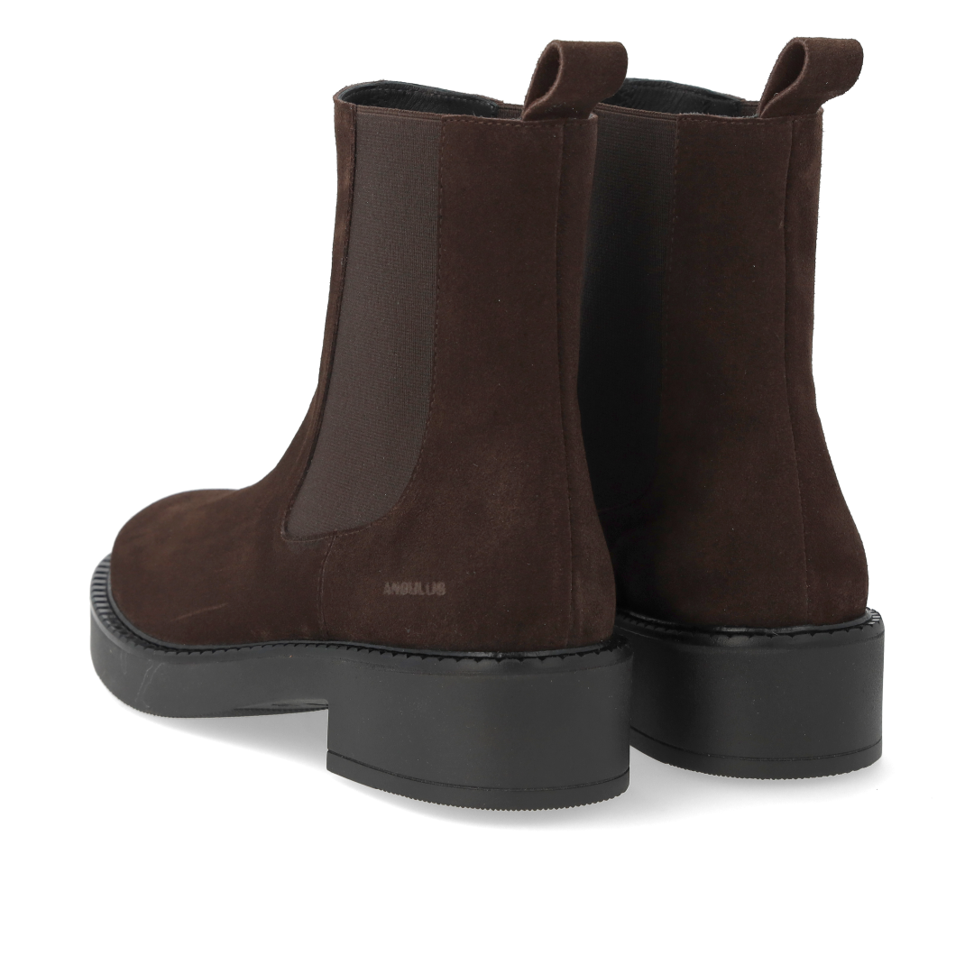 Minimalist Chelsea boot with a chunky sole