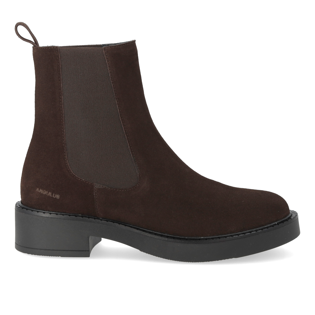 Minimalist Chelsea boot with a chunky sole