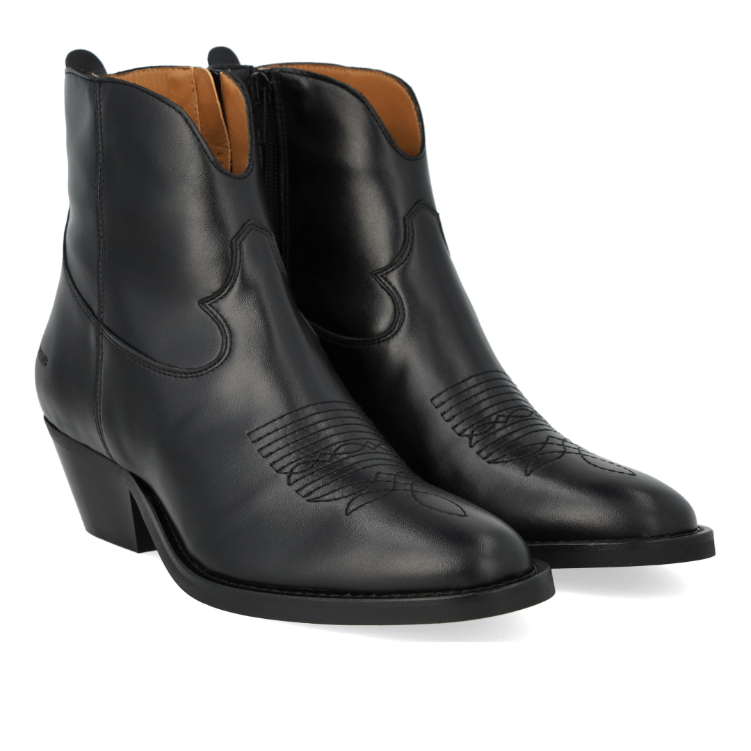 Cowboy boot with stitching details