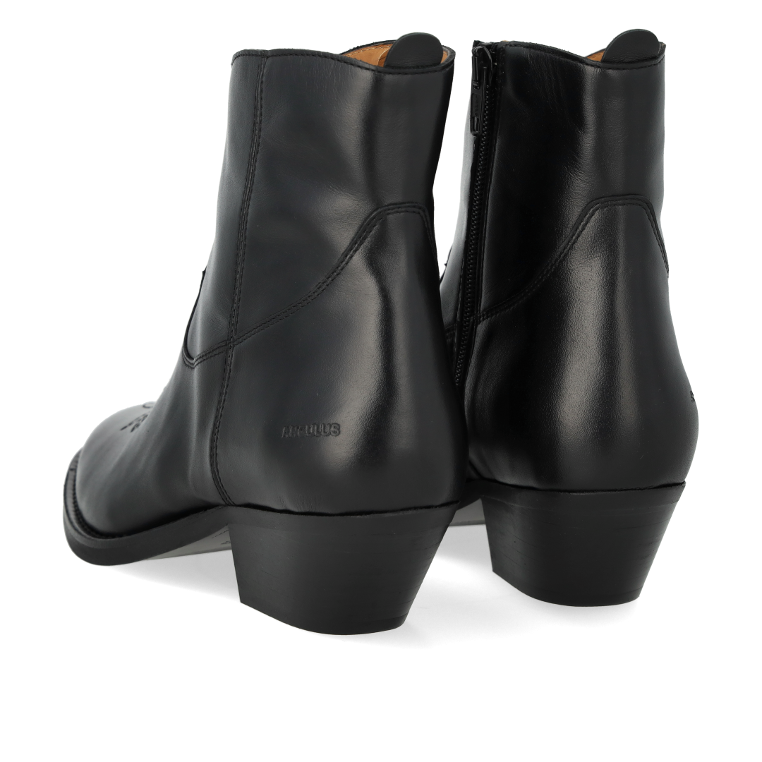 Cowboy boot with stitching details