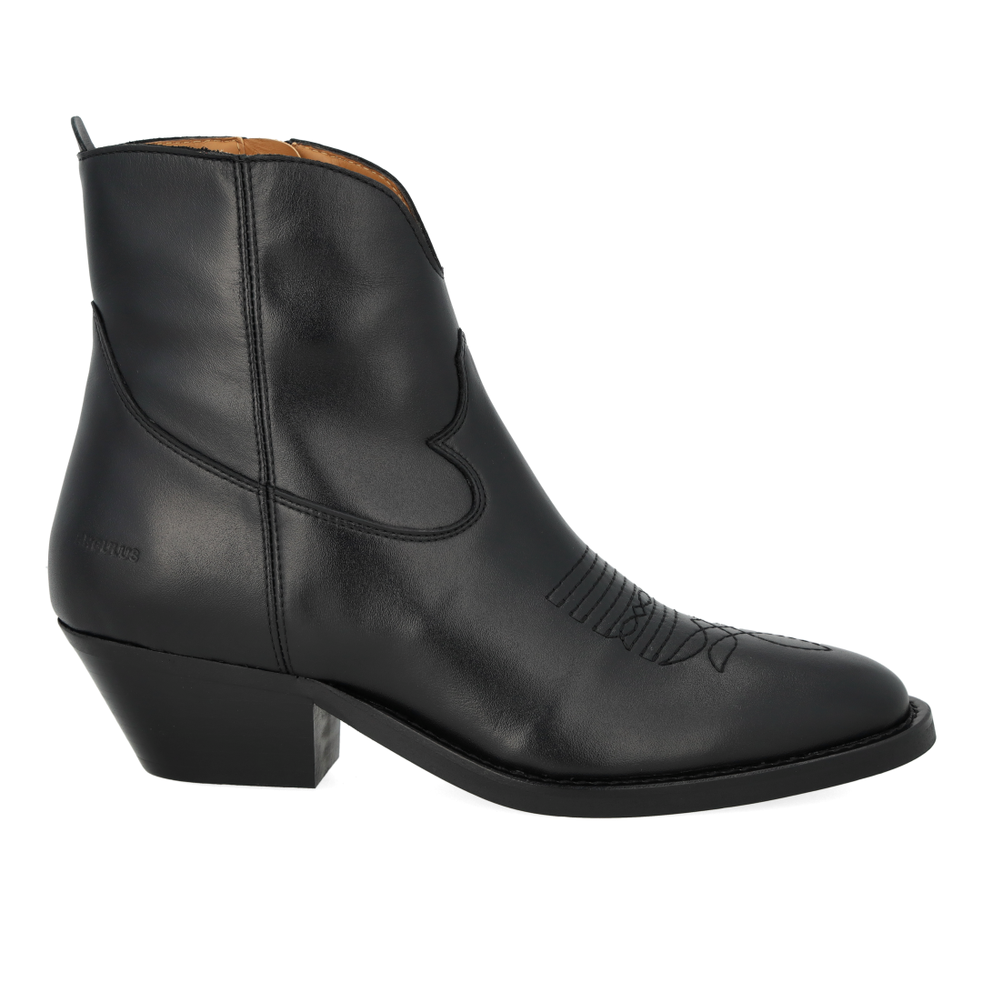 Cowboy boot with stitching details