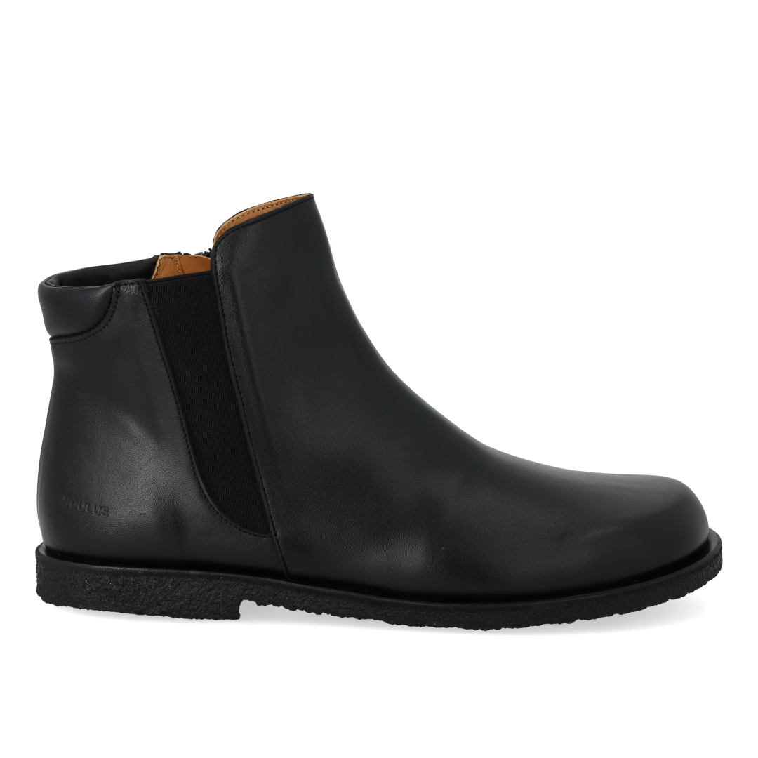 Low-cut boot with wide fit