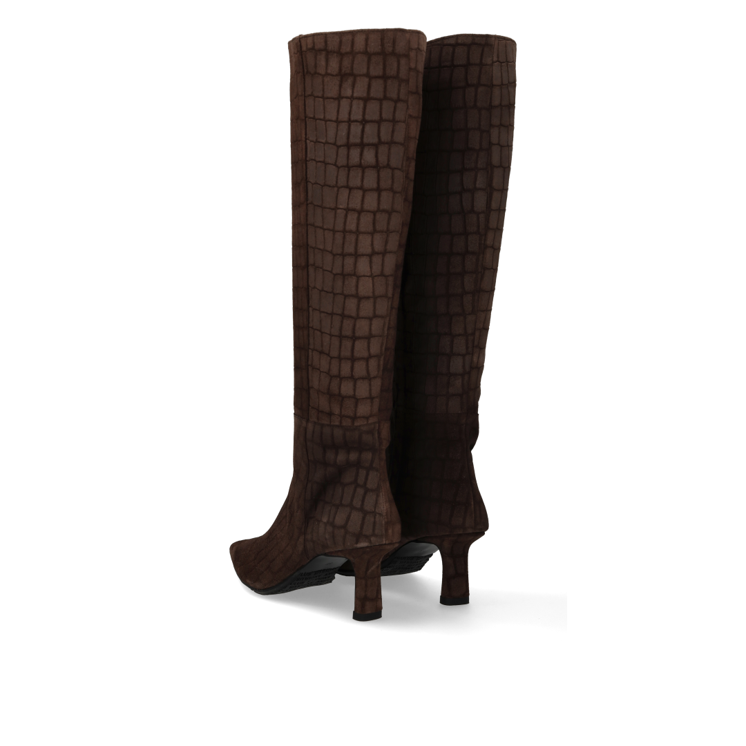 Long shafted boot with heel