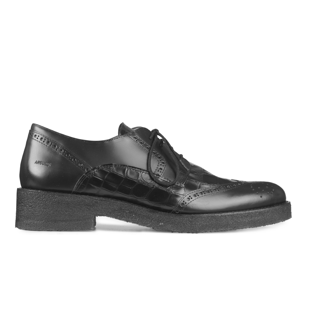 Lace-up shoes with perforated pattern