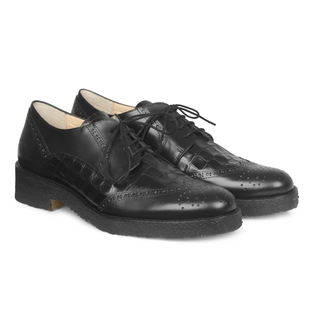 Lace-up shoes with perforated pattern