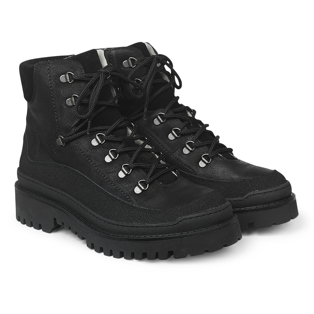 Lace-up boot with wool lining