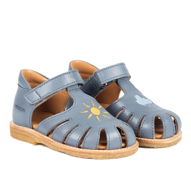 Starter sandal with weather embroidery