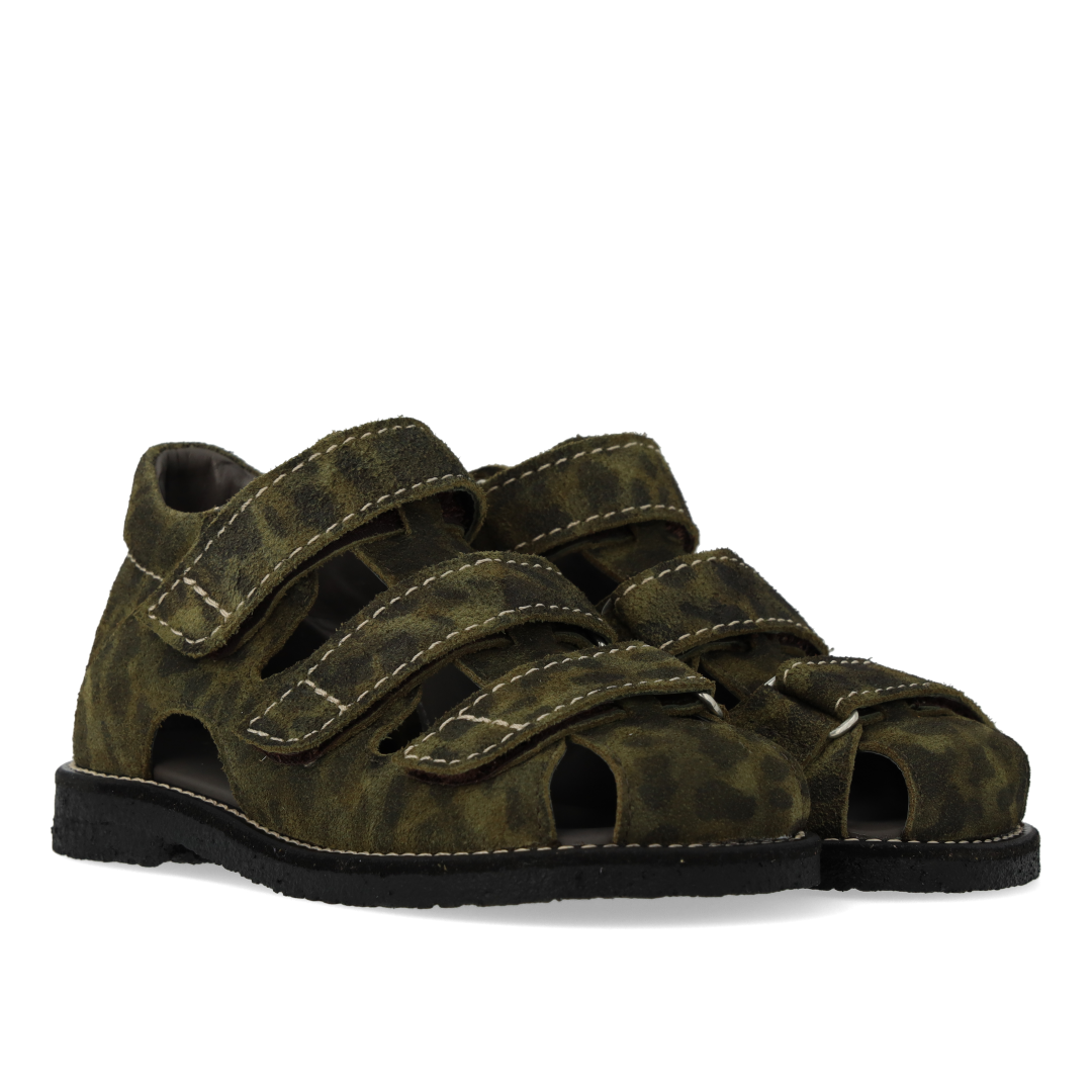 Sandal with stitching details and triple velcro