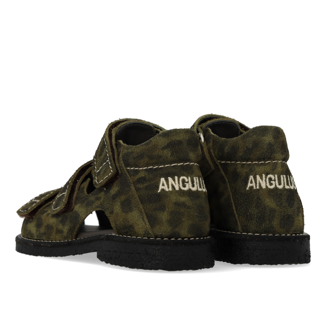 Sandal with stitching details and triple velcro