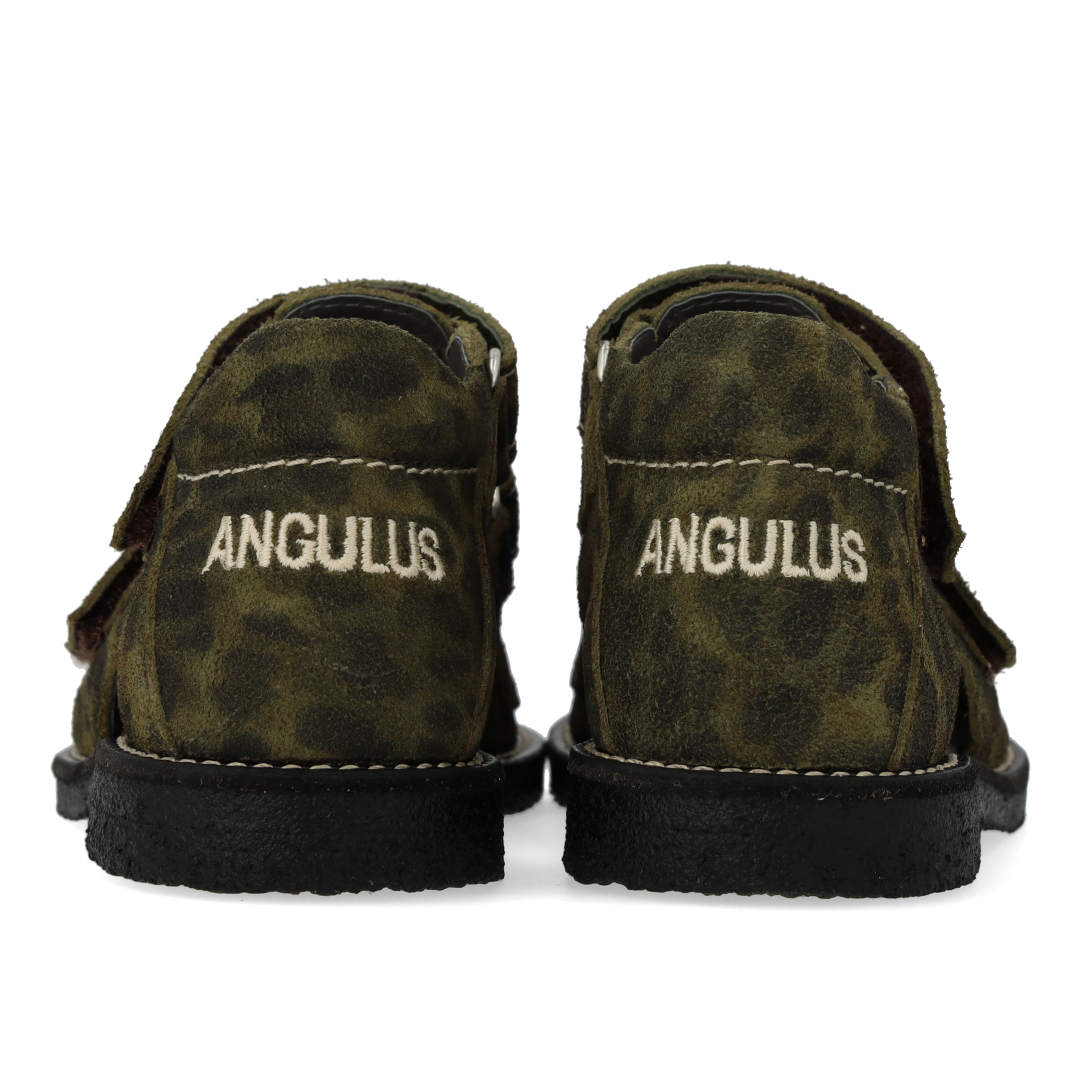 Sandal with stitching details and triple velcro