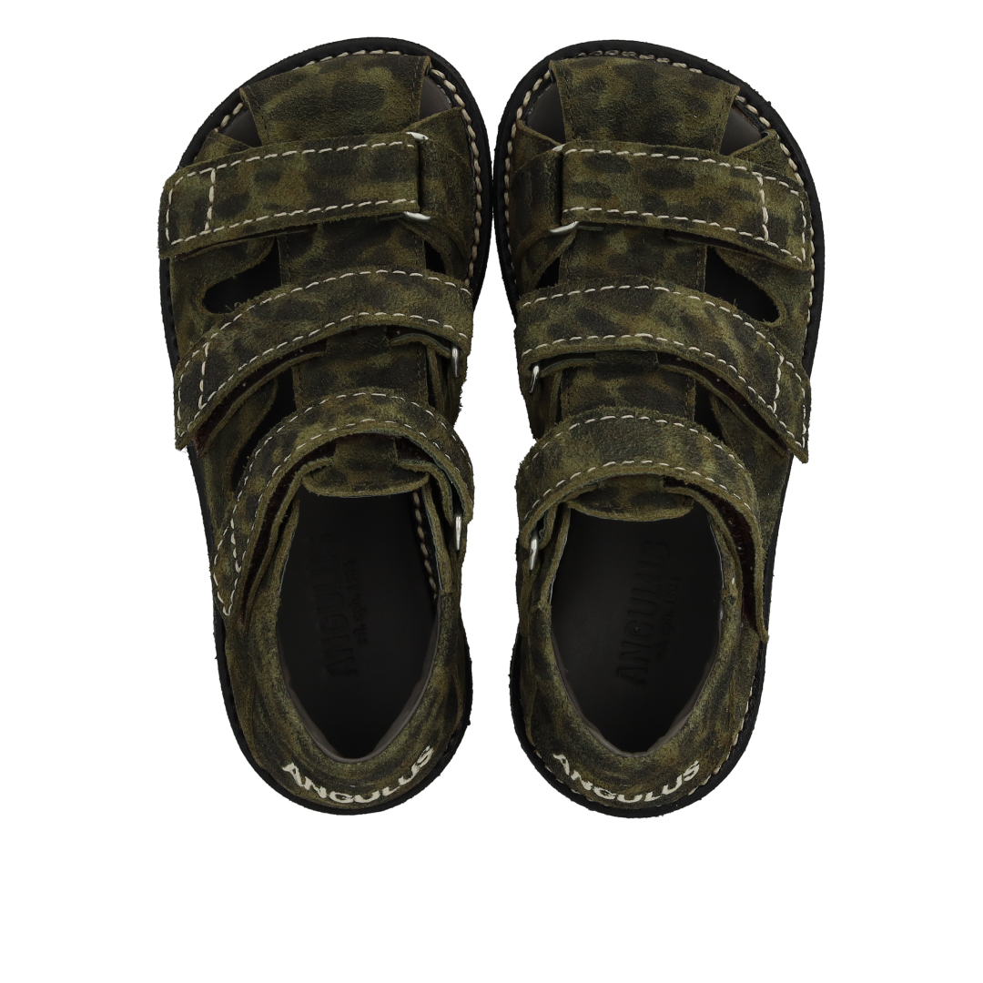Sandal with stitching details and triple velcro