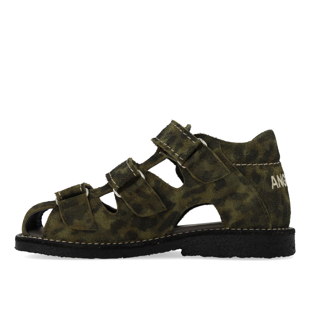 Sandal with stitching details and triple velcro