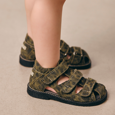 Leather sandal with decorative contrast stitching