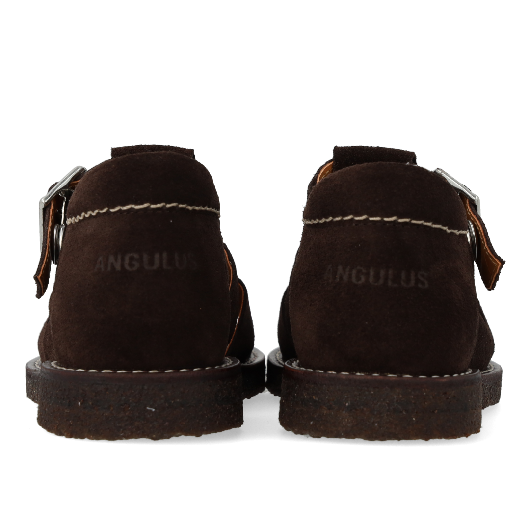 Fisherman sandal with closed toe and stitching detail